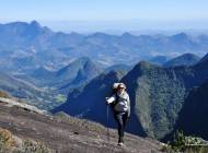 No início da caminhada no 2o dia da travessia, admirando as montanhas do Parque Nacional da Serra dos Órgãos, no Rio de Janeiro